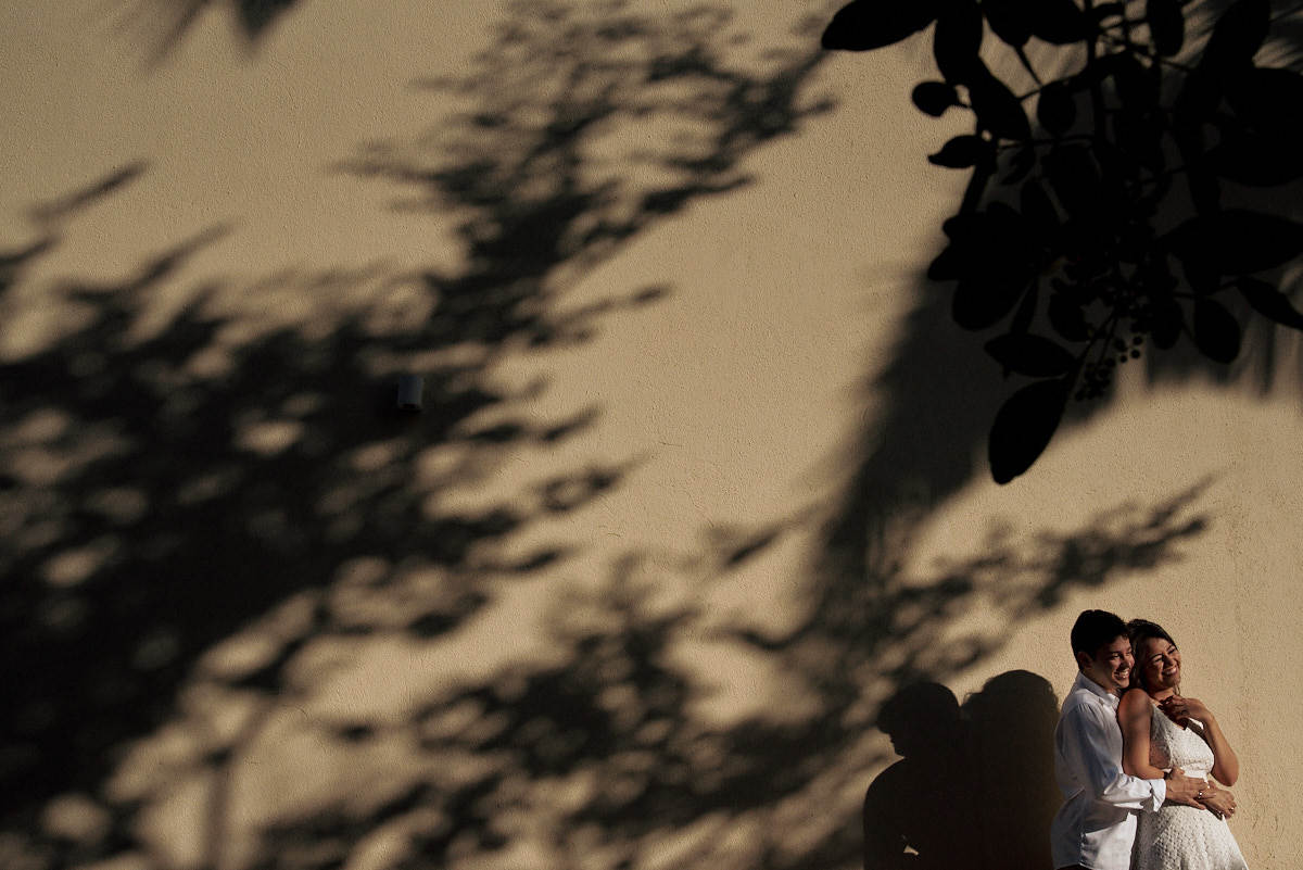 ensaio adna e igor na igreja cidade viva por 4Mãos Fotografias, sombra das arvores no casal