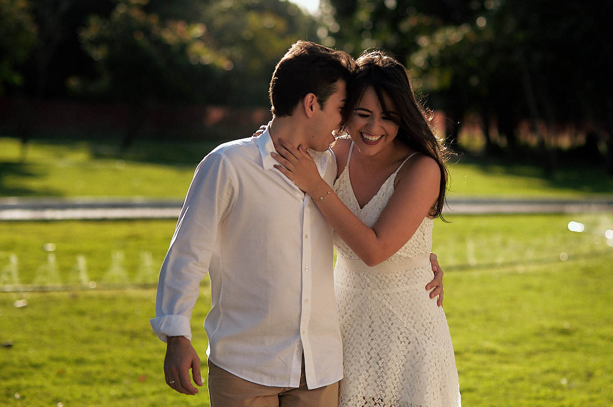 ensaio adna e igor na igreja cidade viva por 4Mãos Fotografias, casal se abraçando