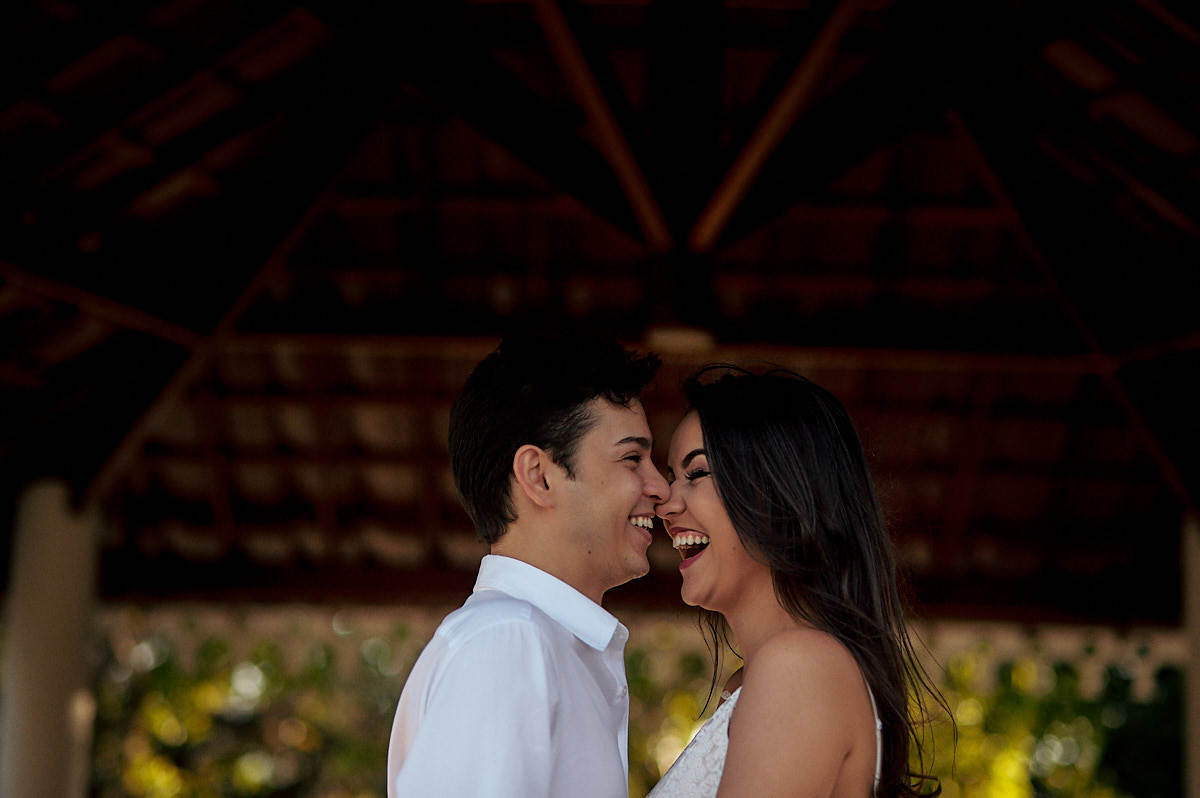 ensaio adna e igor na igreja cidade viva por 4Mãos Fotografias, casal sorrindo