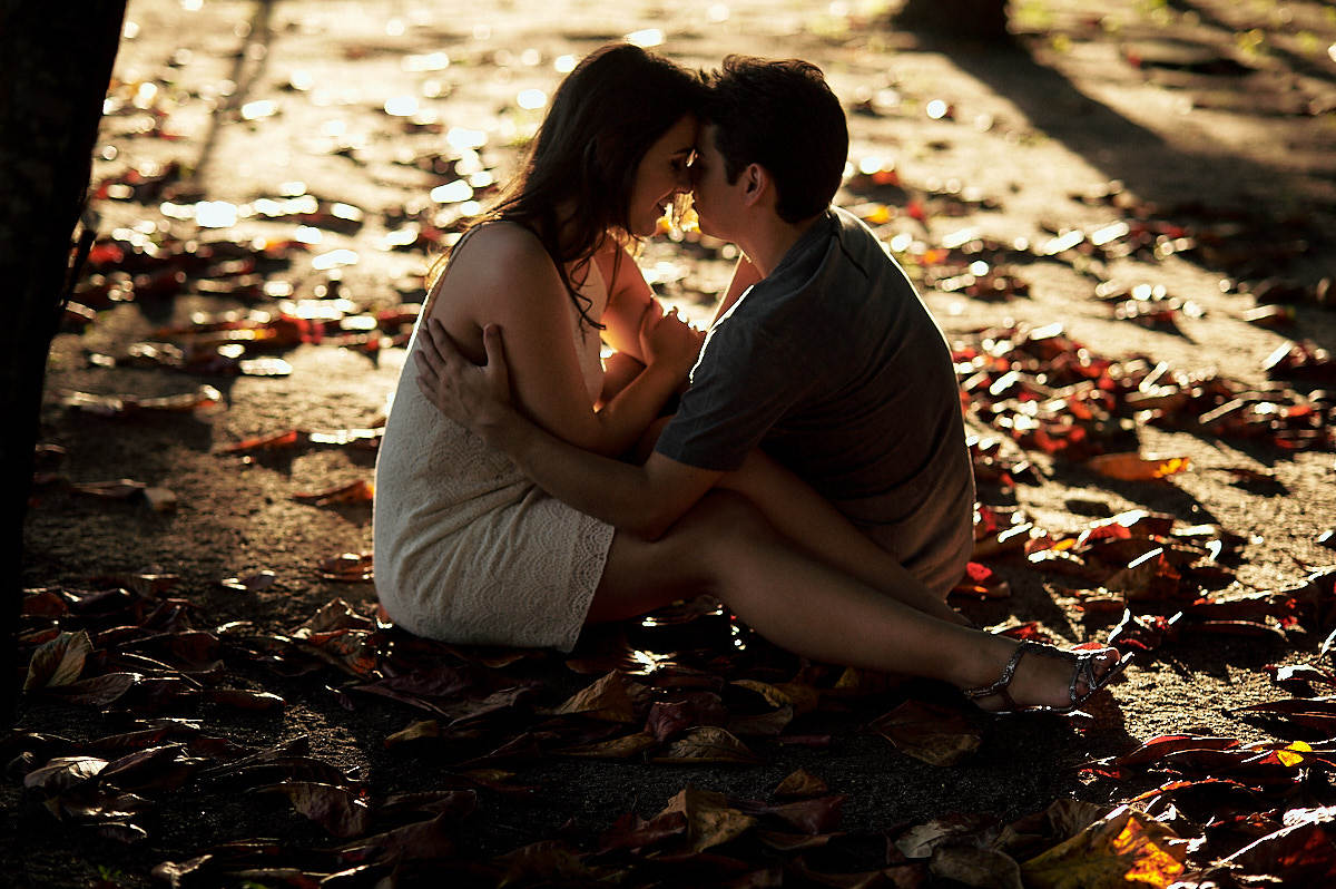 ensaio adna e igor na igreja cidade viva por 4Mãos Fotografias, casal sentado em folhas