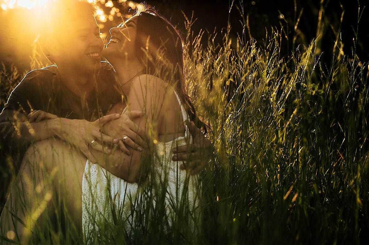 ensaio adna e igor na igreja cidade viva por 4Mãos Fotografias, casal sentado e sorrindo