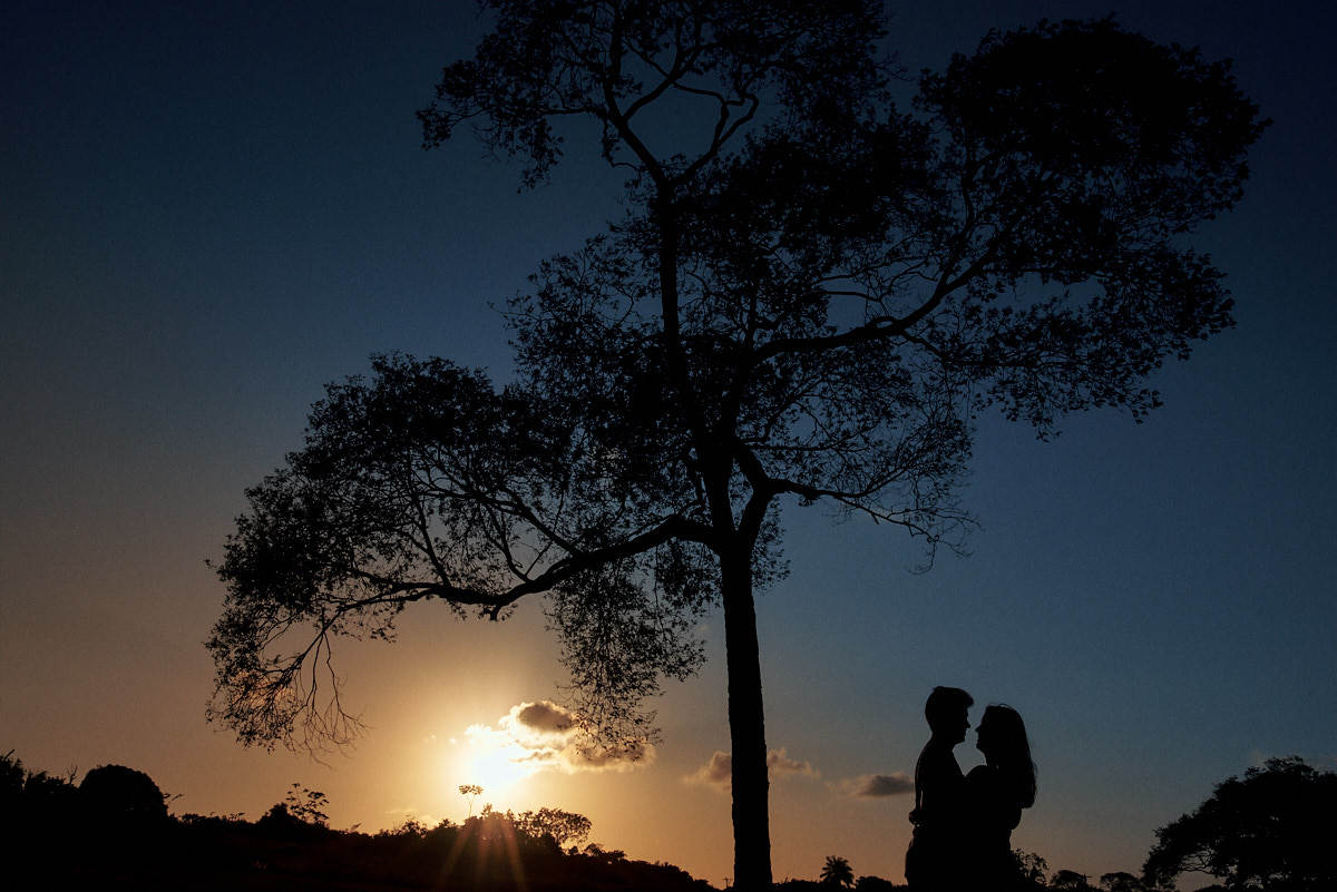 ensaio adna e igor na igreja cidade viva por 4Mãos Fotografias, silhueta do casal com arvore