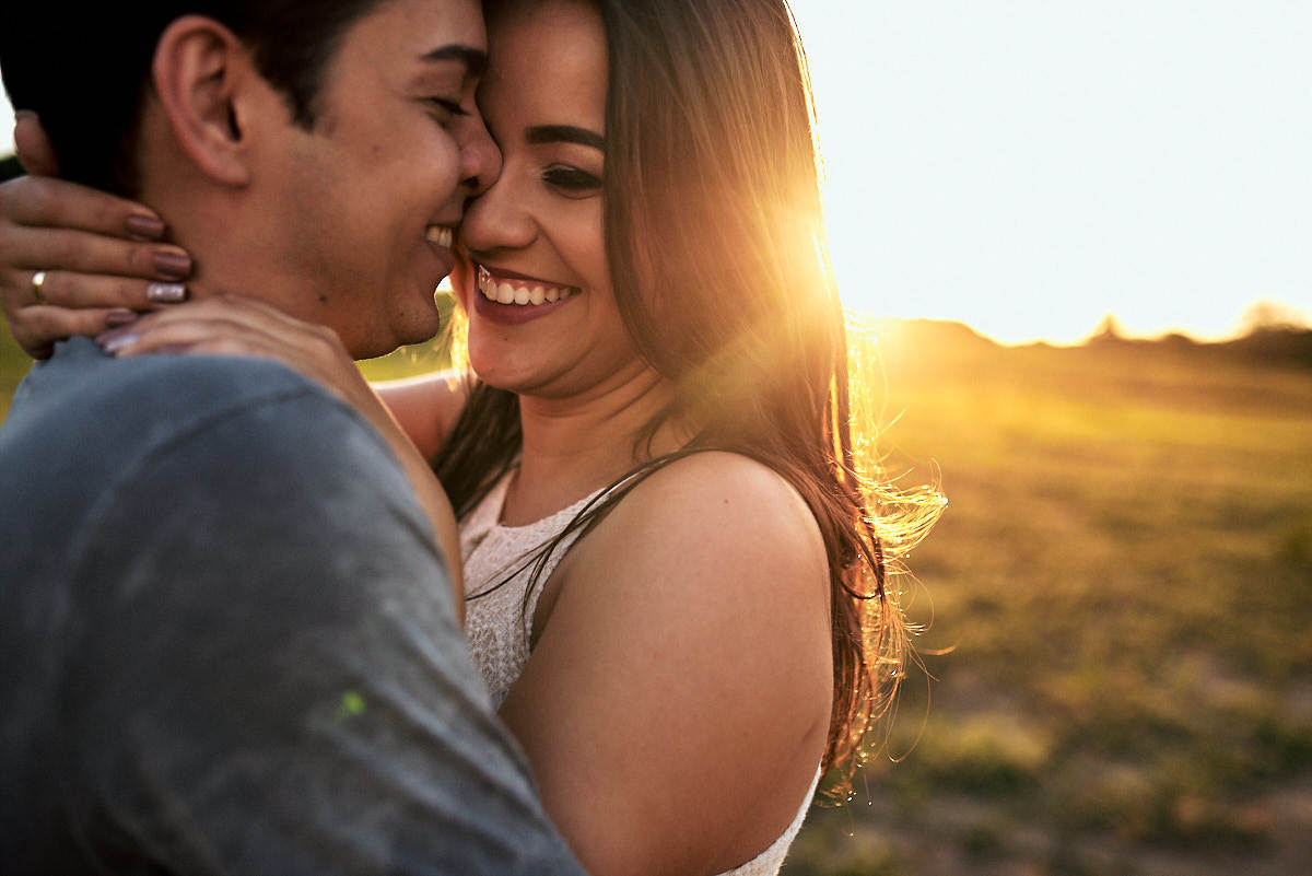 ensaio adna e igor na igreja cidade viva por 4Mãos Fotografias, abraço ao por do sol