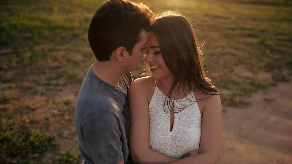 ensaio adna e igor na igreja cidade viva por 4Mãos Fotografias abraço ao por do sol