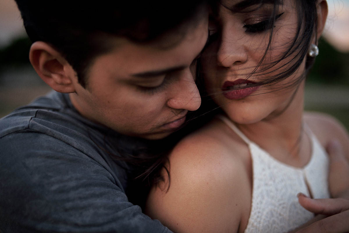 ensaio adna e igor na igreja cidade viva por 4Mãos Fotografias, abraço do casal