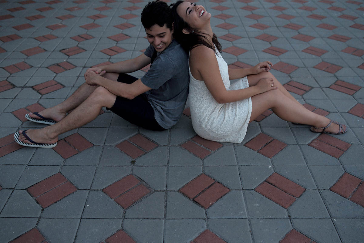 ensaio adna e igor na igreja cidade viva por 4Mãos Fotografias, casal sentado no chão da igreja