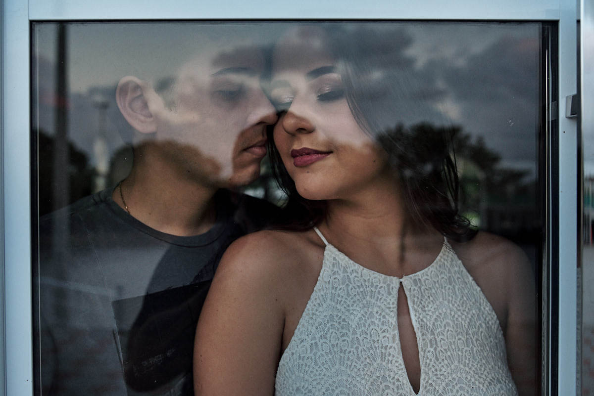 ensaio adna e igor na igreja cidade viva por 4Mãos Fotografias, casal namorando no vidro, reflexo