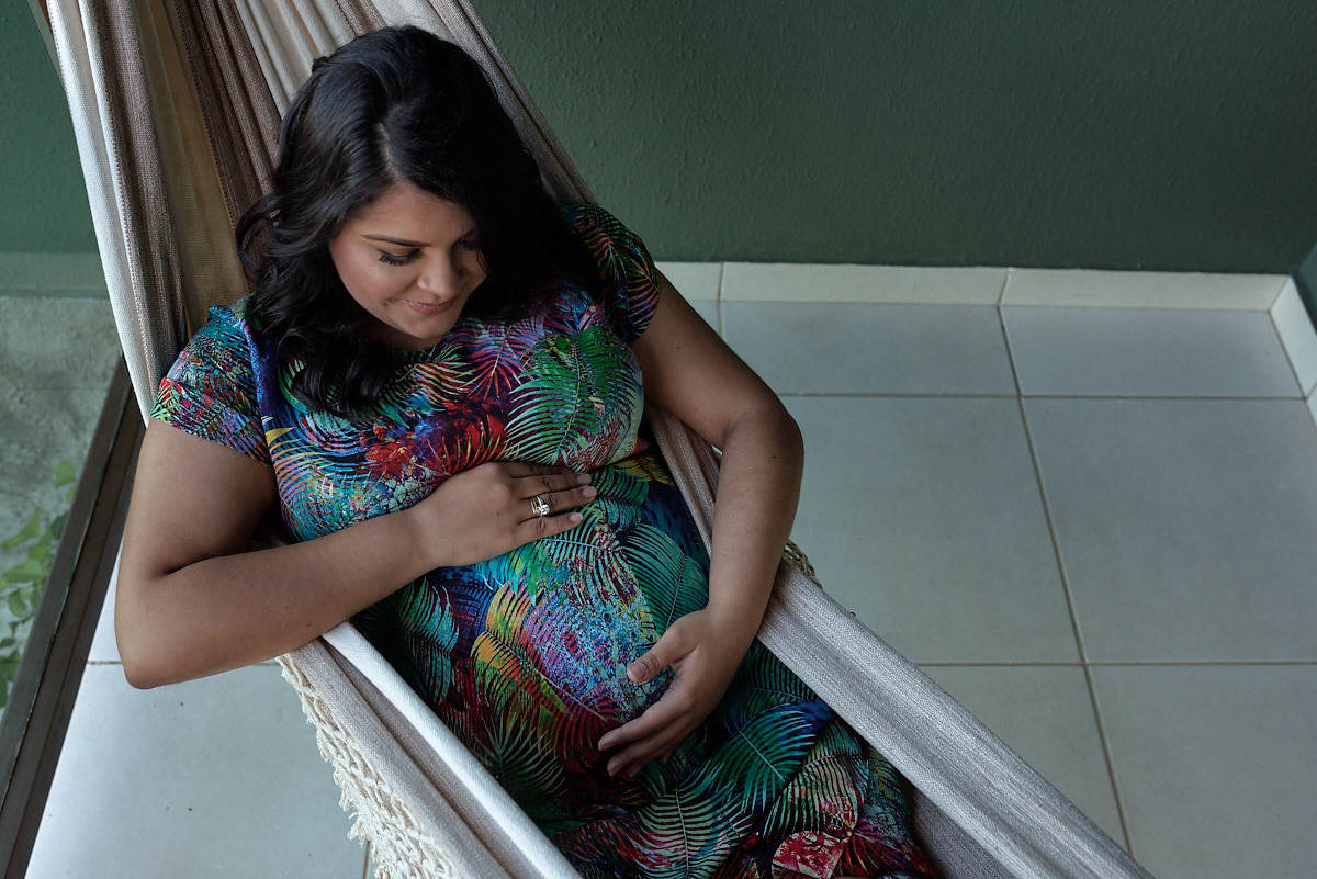 mamãe na rede, segurando a barriga