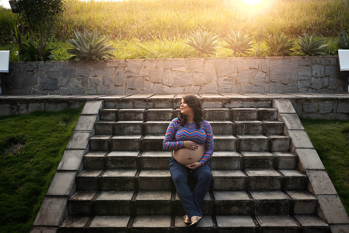 mãe sentada na escada, luz ao fundo