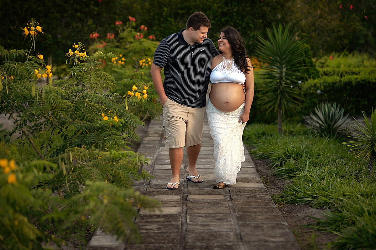 mãe e esposo caminhando, trocando carinho