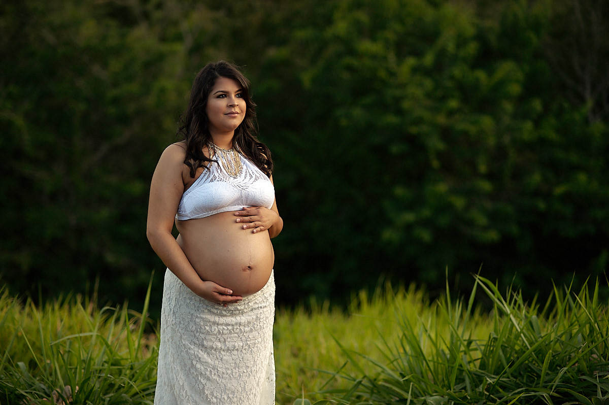 mãe com folhagens verde ao fundo