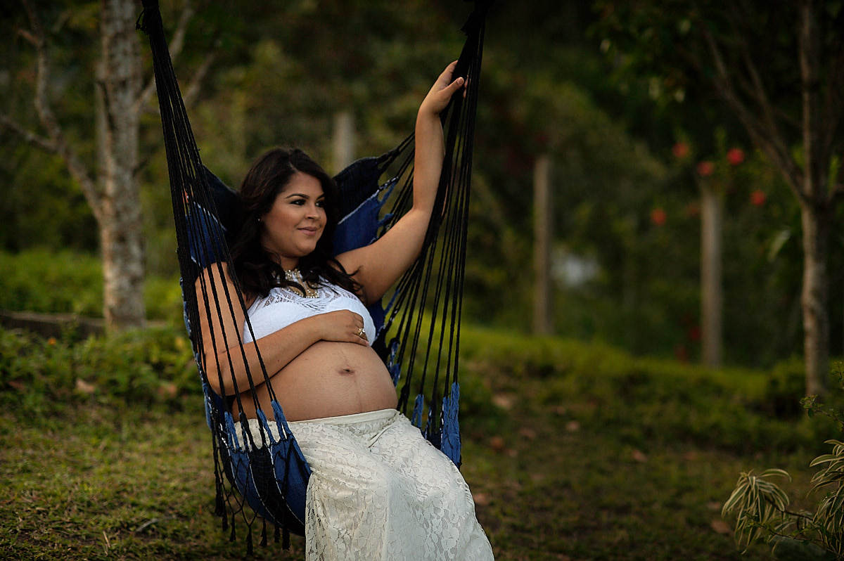mãe no balanço, mão na barriga