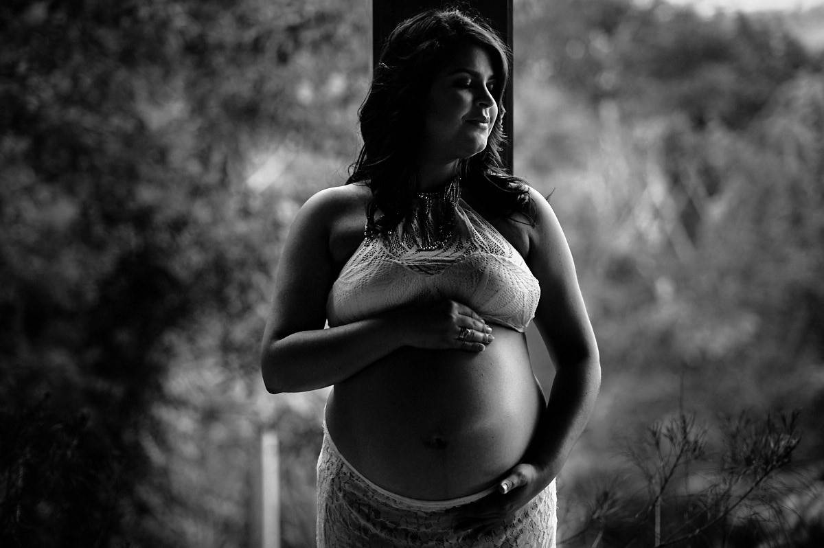 mãe em foto em preto e branco