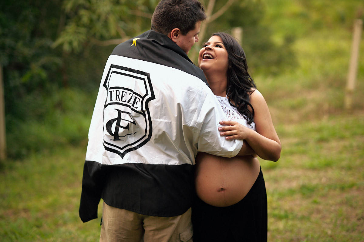 mãe e esposo com a bandeira do time galo da borborema