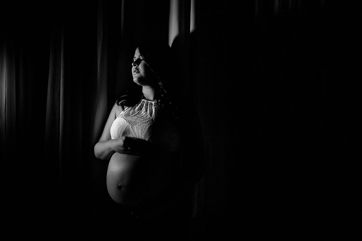 mãe com luz de janela, foto em preto e branco