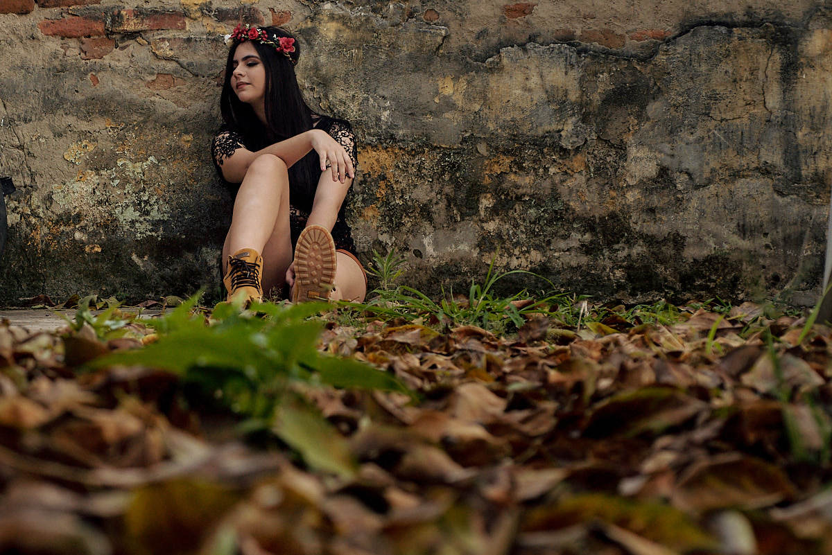 ensaio bianca, 4Mãos Fotografias, debutante sentada em folhas