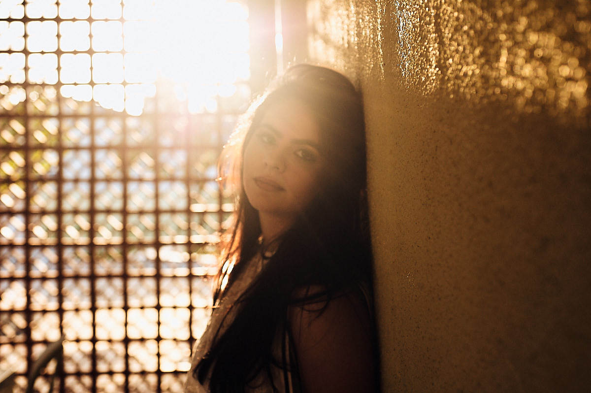 ensaio bianca, 4Mãos Fotografias, fresta de sol batendo no rosto da debutante