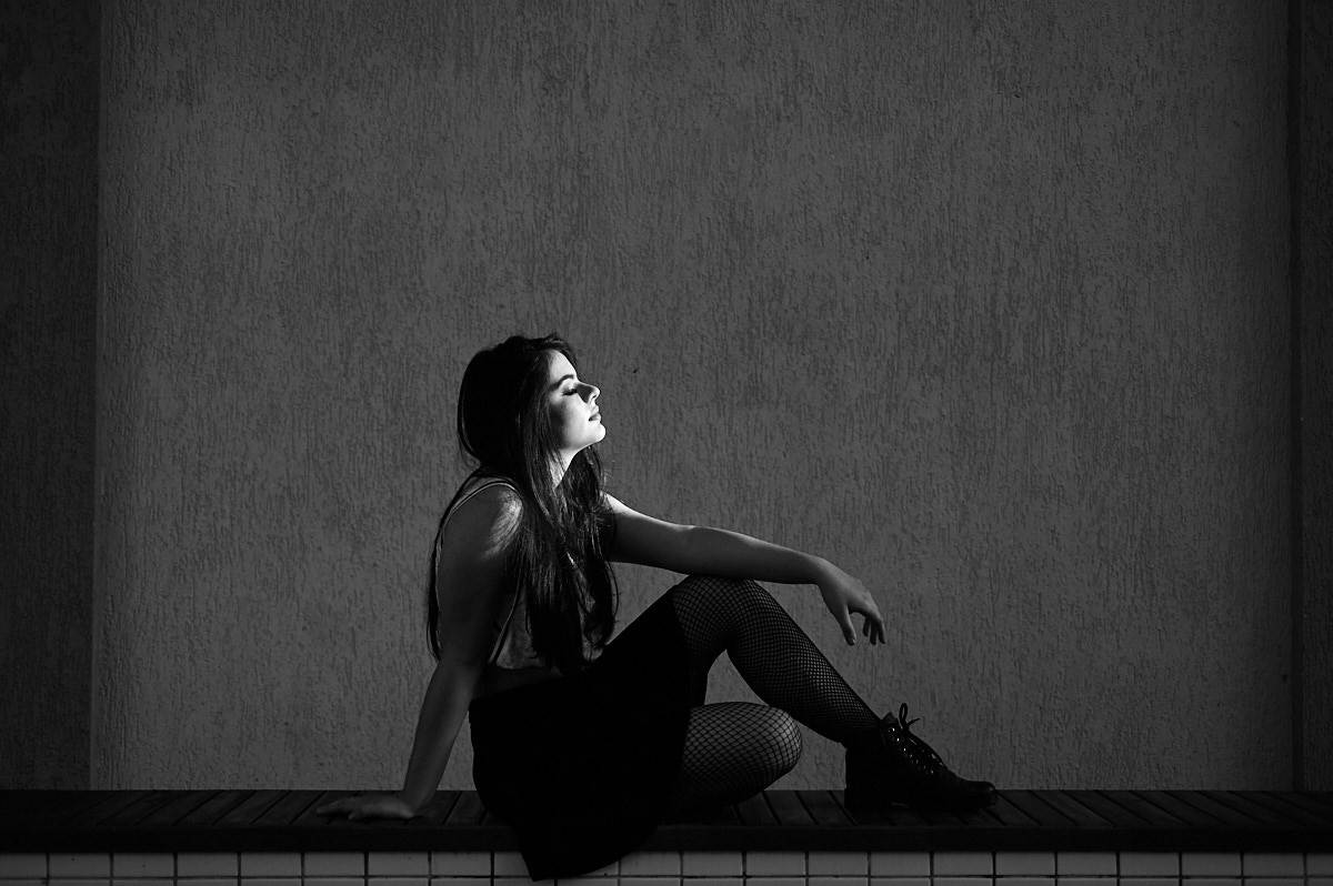 ensaio bianca, 4Mãos Fotografias, foto em preto e branco, debutante sentada