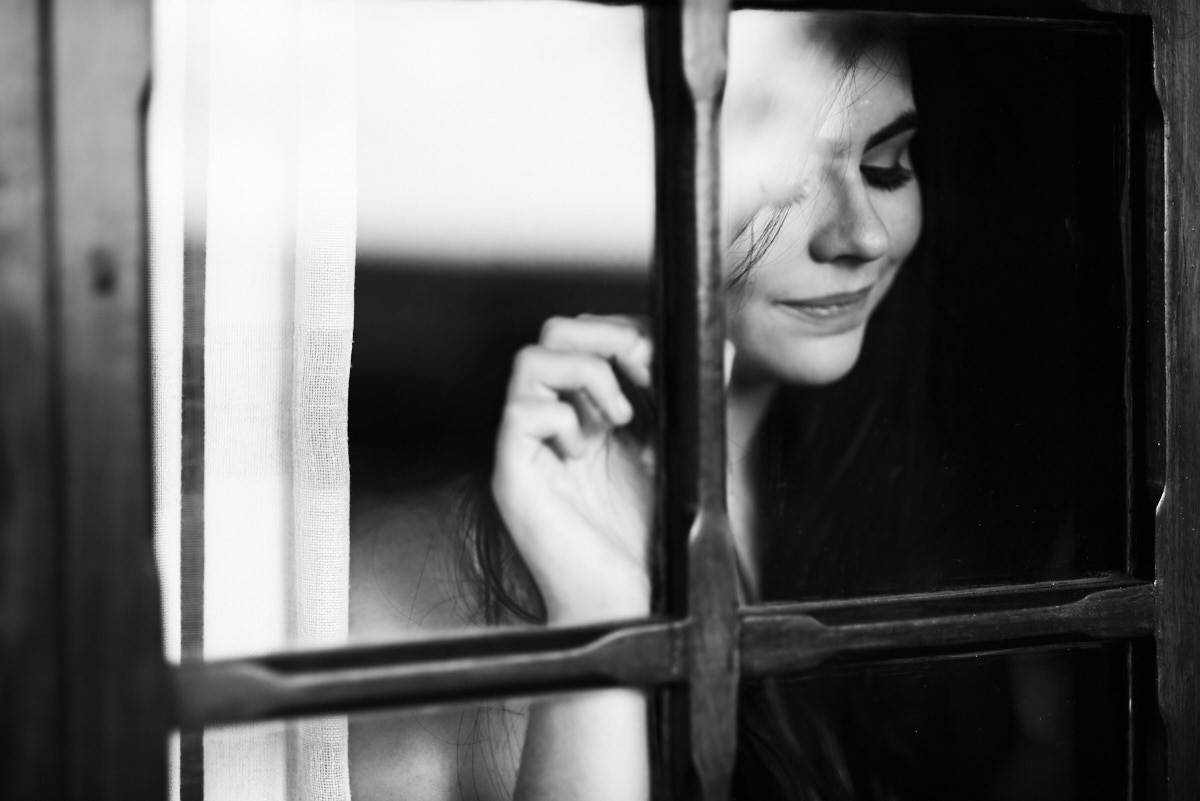 ensaio bianca, 4Mãos Fotografias, debutante na janela, foto em preto e branco