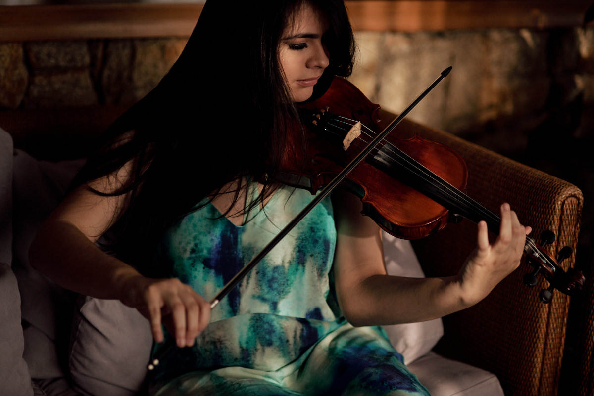 ensaio bianca, 4Mãos Fotografias, debutante tocando violino sentada