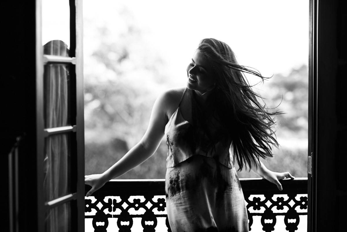 ensaio bianca, 4Mãos Fotografias, foto em preto e branco, debutante na sacada da varanda