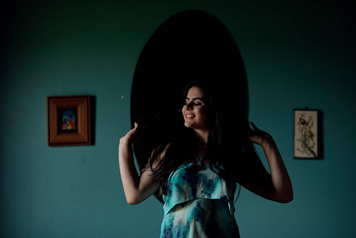 ensaio bianca, 4Mãos Fotografias, debutante ajeitando o cabelo