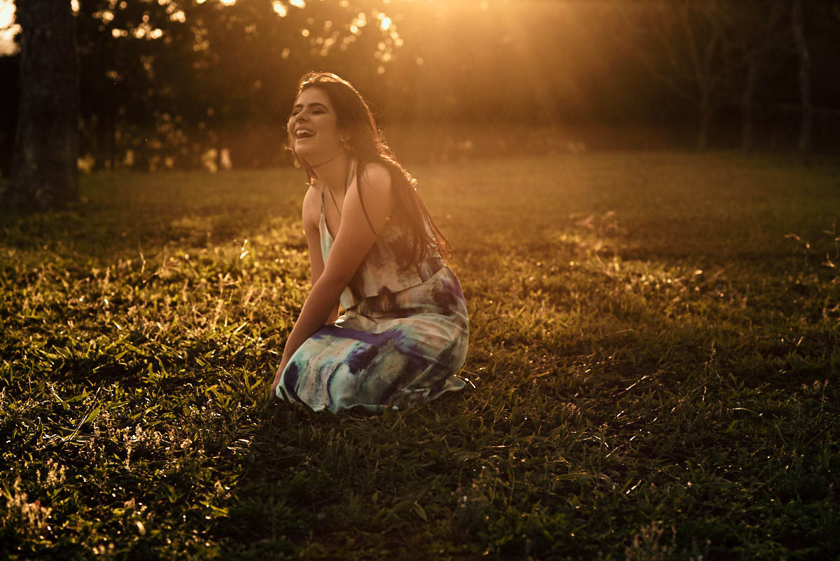 ensaio bianca, 4Mãos Fotografias, debutante sentada com luz ao por do sol