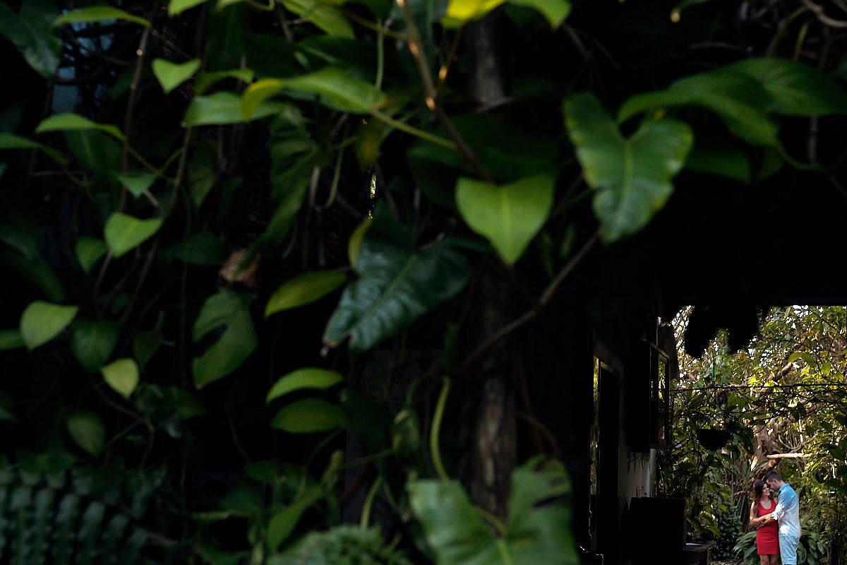 ensaio na praia de pipa, rio grande do norte, trilha no mato
