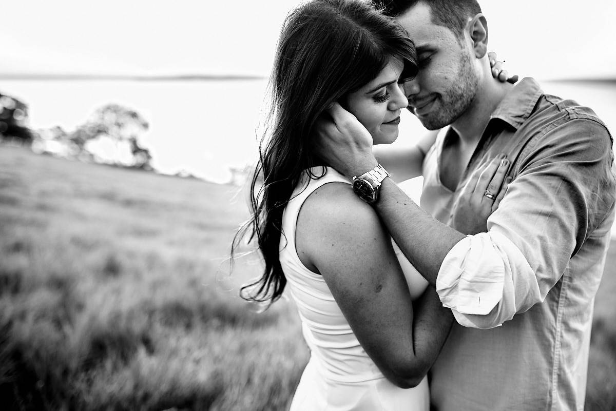 ensaio na praia de pipa, rio grande do norte, por do sol, foto em preto e branco