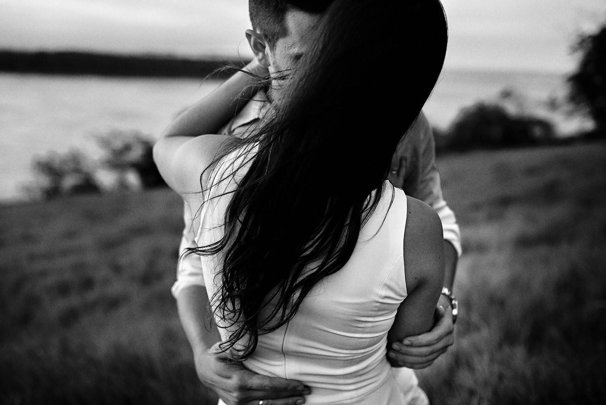 ensaio na praia de pipa, rio grande do norte, foto em preto e branco