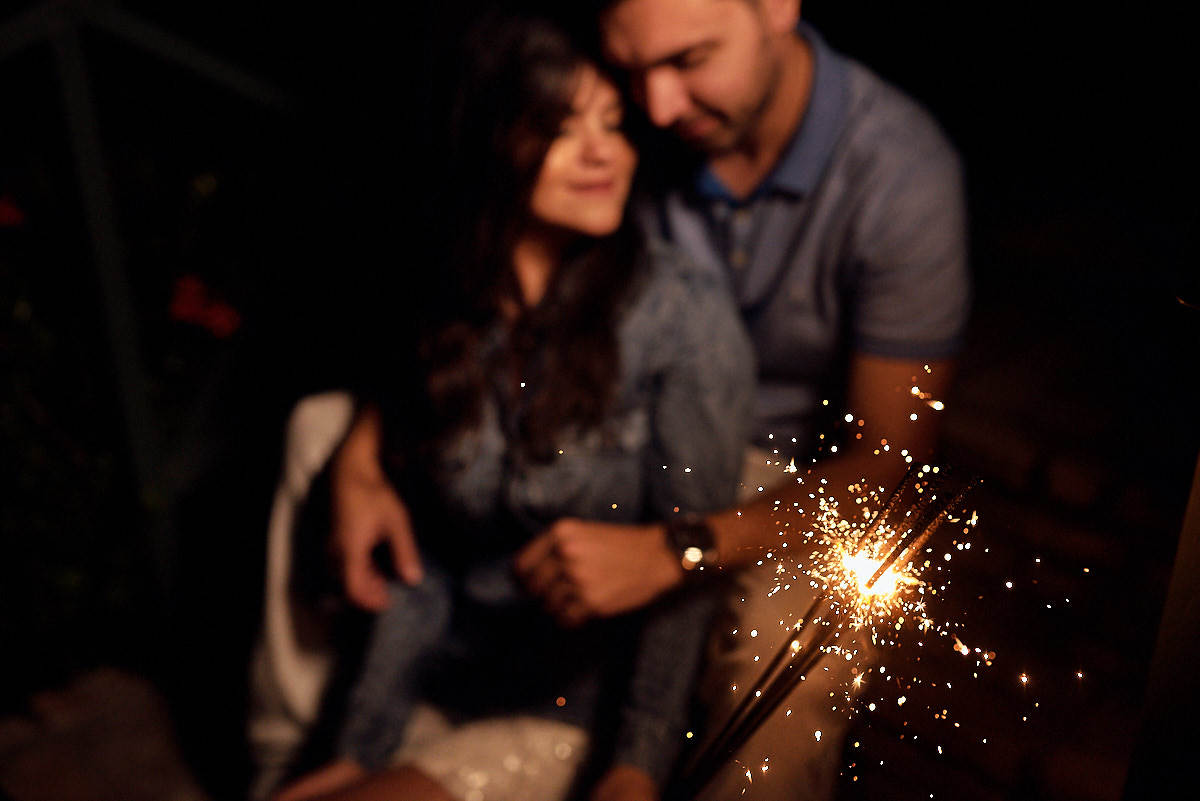 ensaio na praia de pipa, rio grande do norte, foto a noite, casal se abrançando