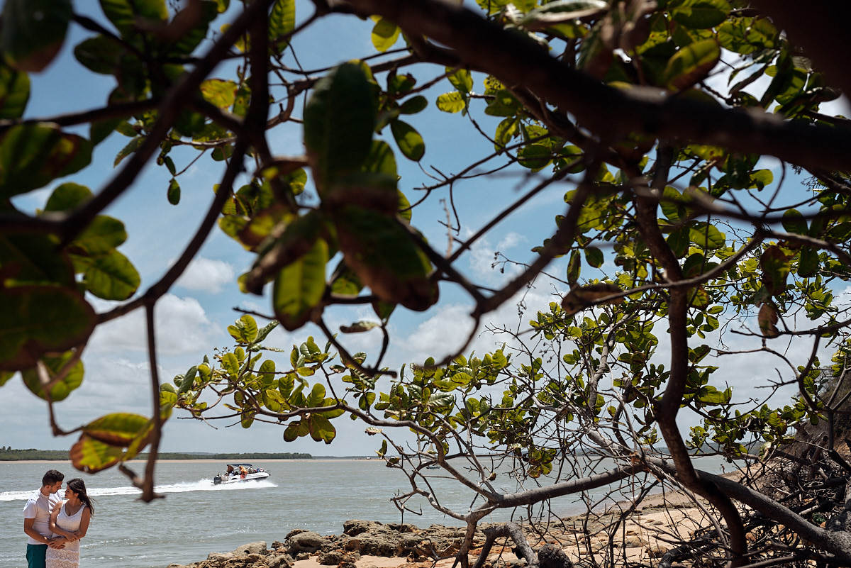 ensaio na praia de pipa, rio grande do norte, barco ao fundo