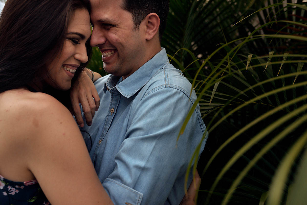 ensaio de Michaella e Júlio em condomínio, parede de folhas verdes