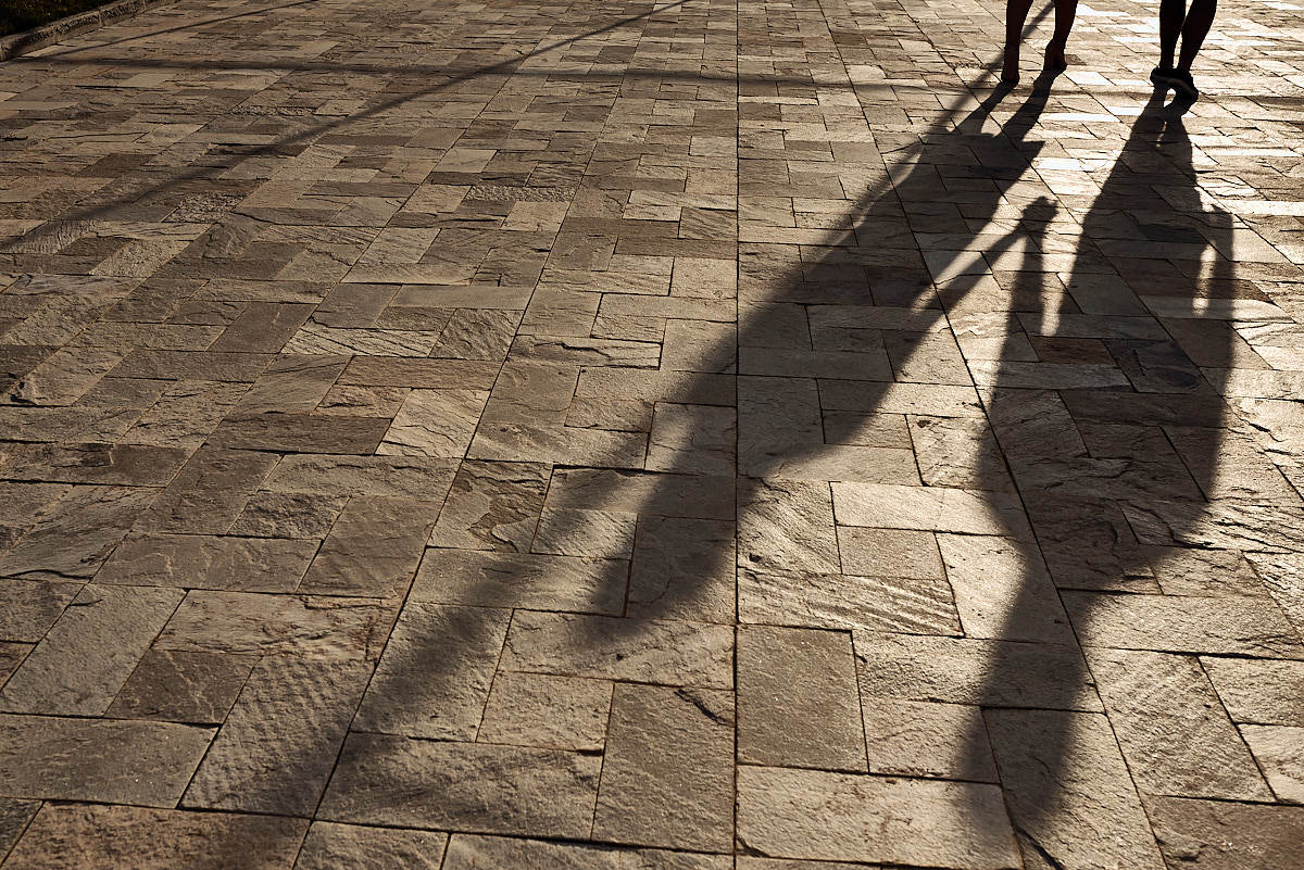 ensaio de Michaella e Júlio em condomínio, reflexo do casal no piso