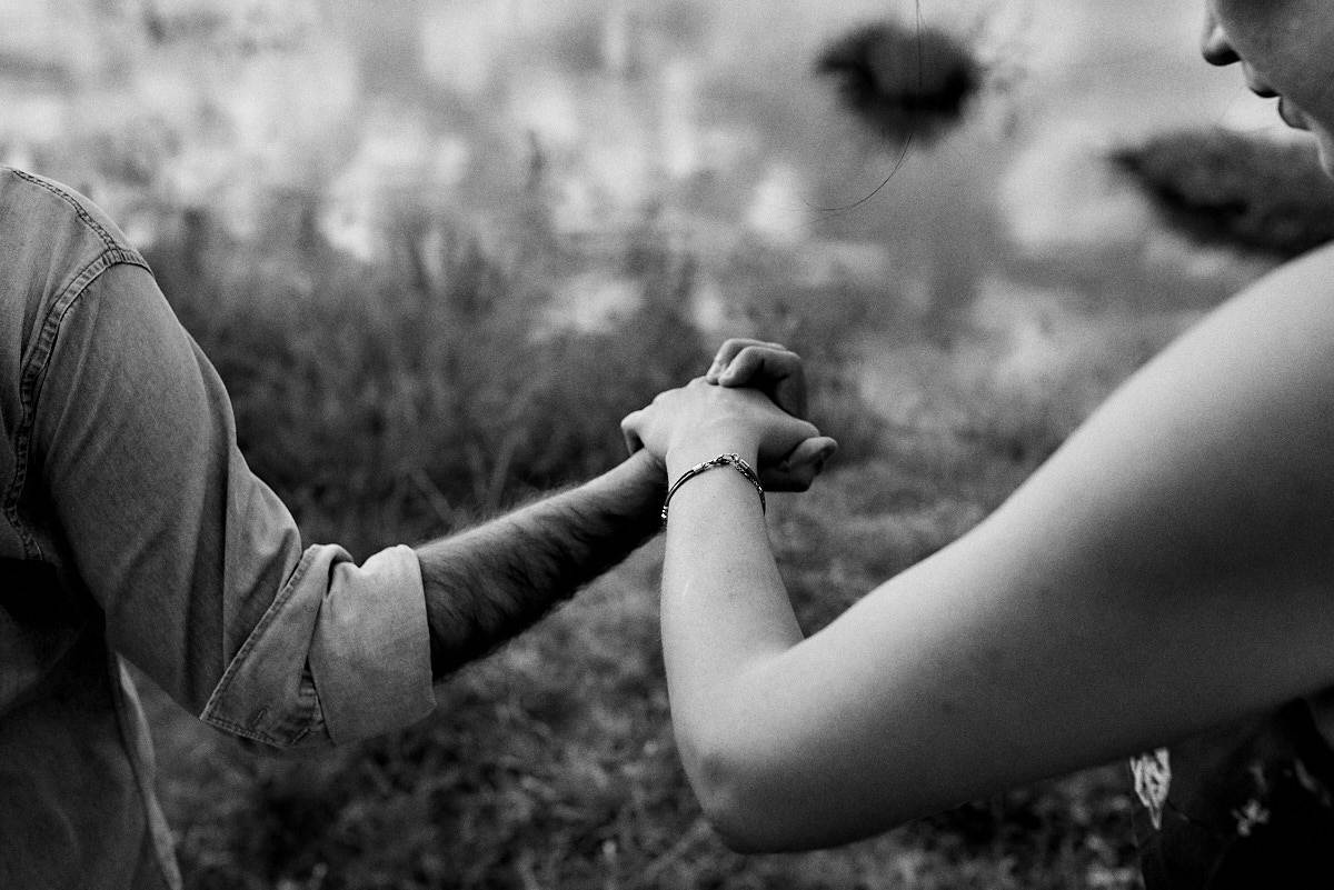 ensaio de Michaella e Júlio em condomínio, noivo segurando a mão da noiva, foto em preto.e branco