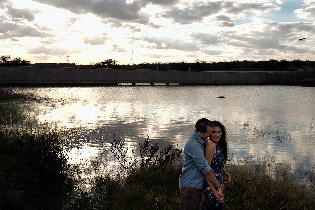 ensaio de Michaella e Júlio em condomínio, lago ao fundo