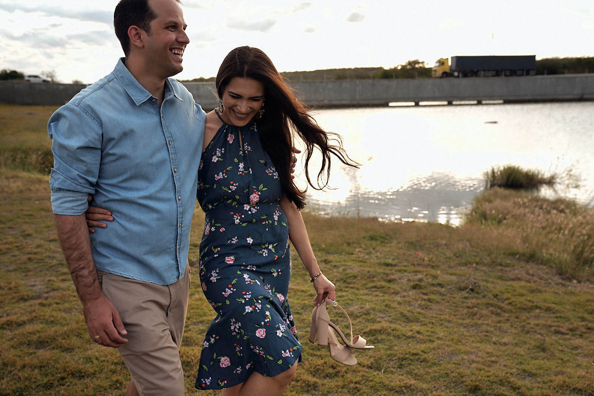 ensaio de Michaella e Júlio em condomínio, lago ao fundo