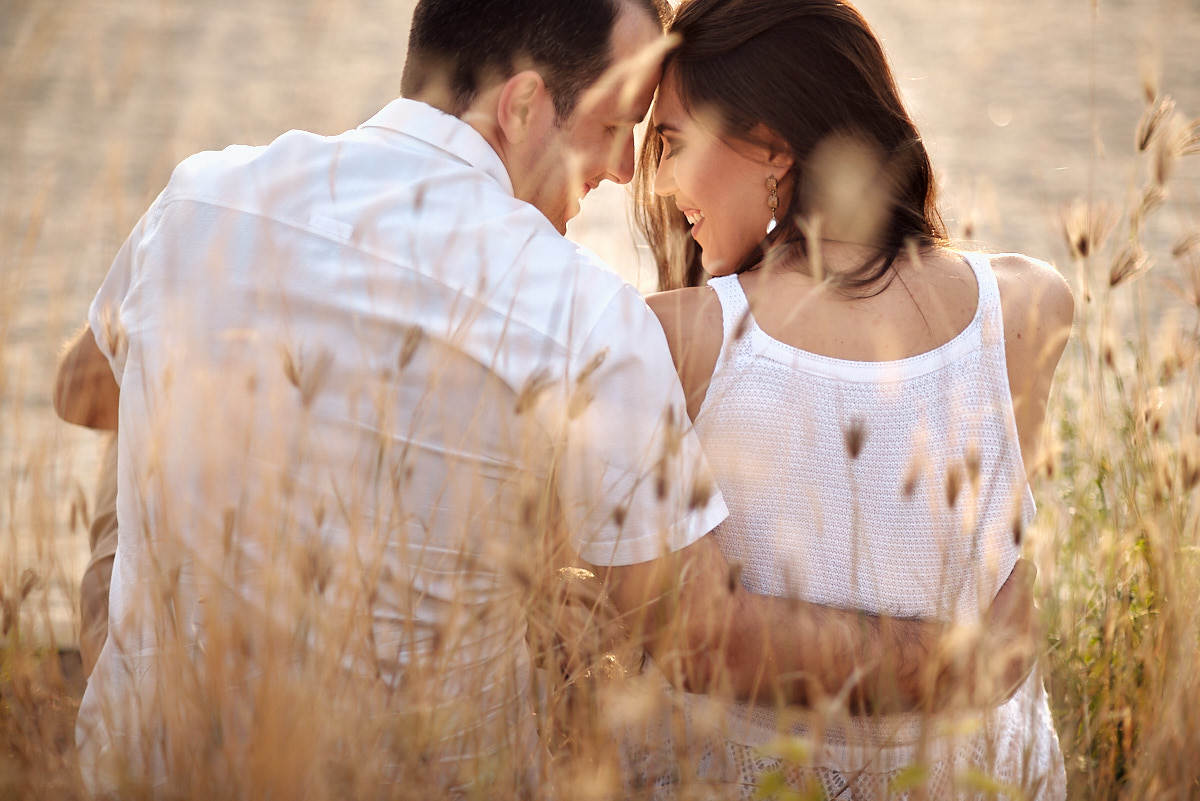 ensaio de Michaella e Júlio em condomínio, sentados namorando