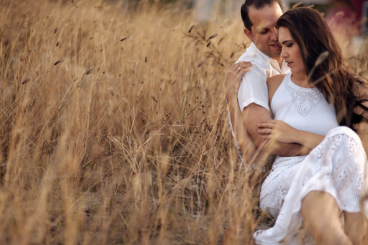 ensaio de Michaella e Júlio em condomínio, sentados namorando