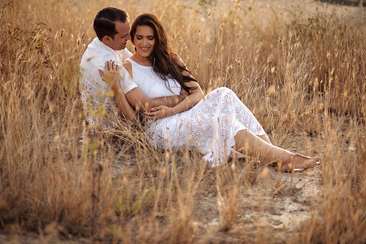 ensaio de Michaella e Júlio em condomínio, sentados namorando