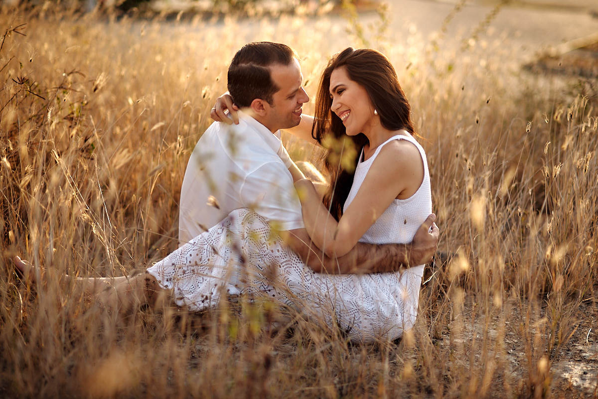 ensaio de Michaella e Júlio em condomínio, sentados namorando