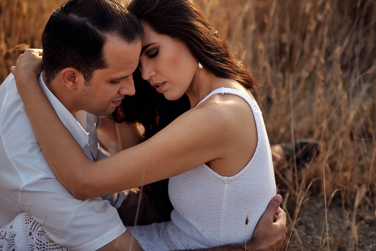 ensaio de Michaella e Júlio em condomínio, sentados namorando