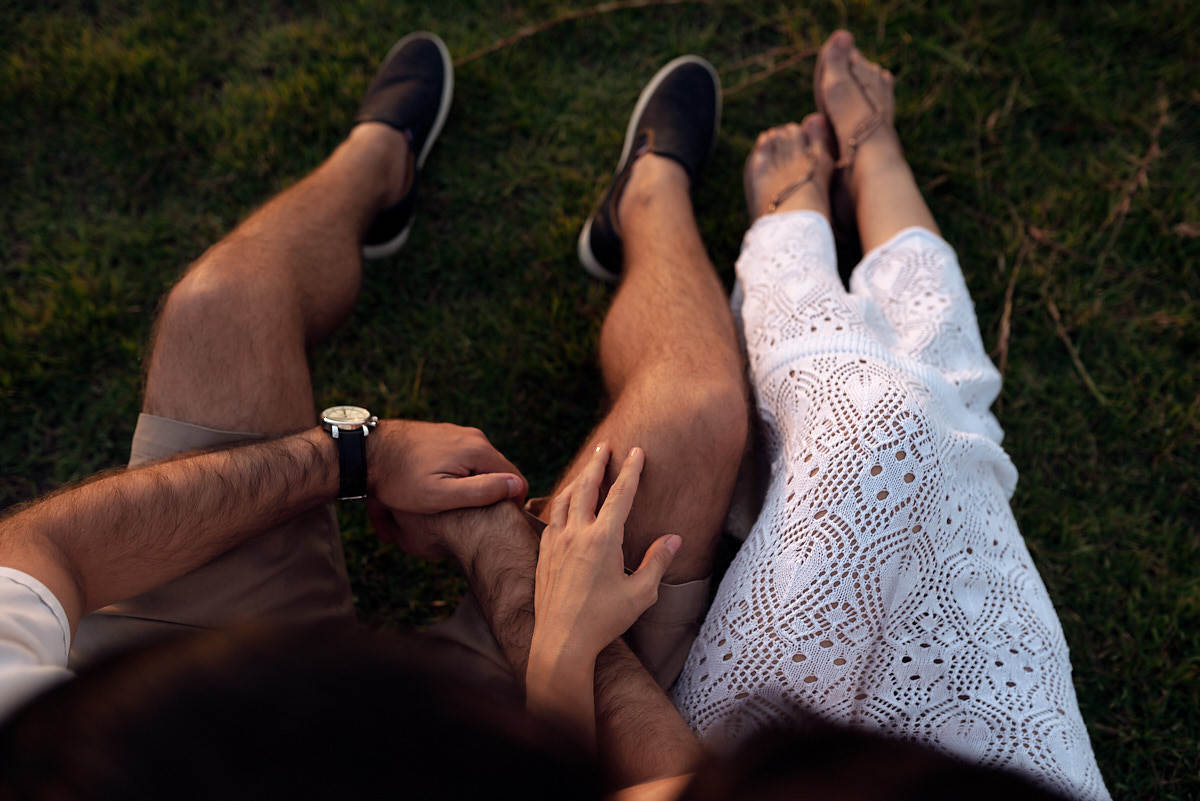 ensaio de Michaella e Júlio em condomínio, sentados