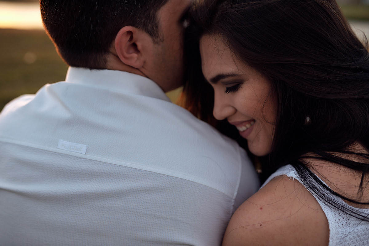 ensaio de Michaella e Júlio em condomínio, noiva sorrindo