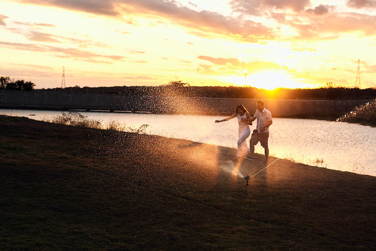 ensaio de Michaella e Júlio em condomínio, correndo