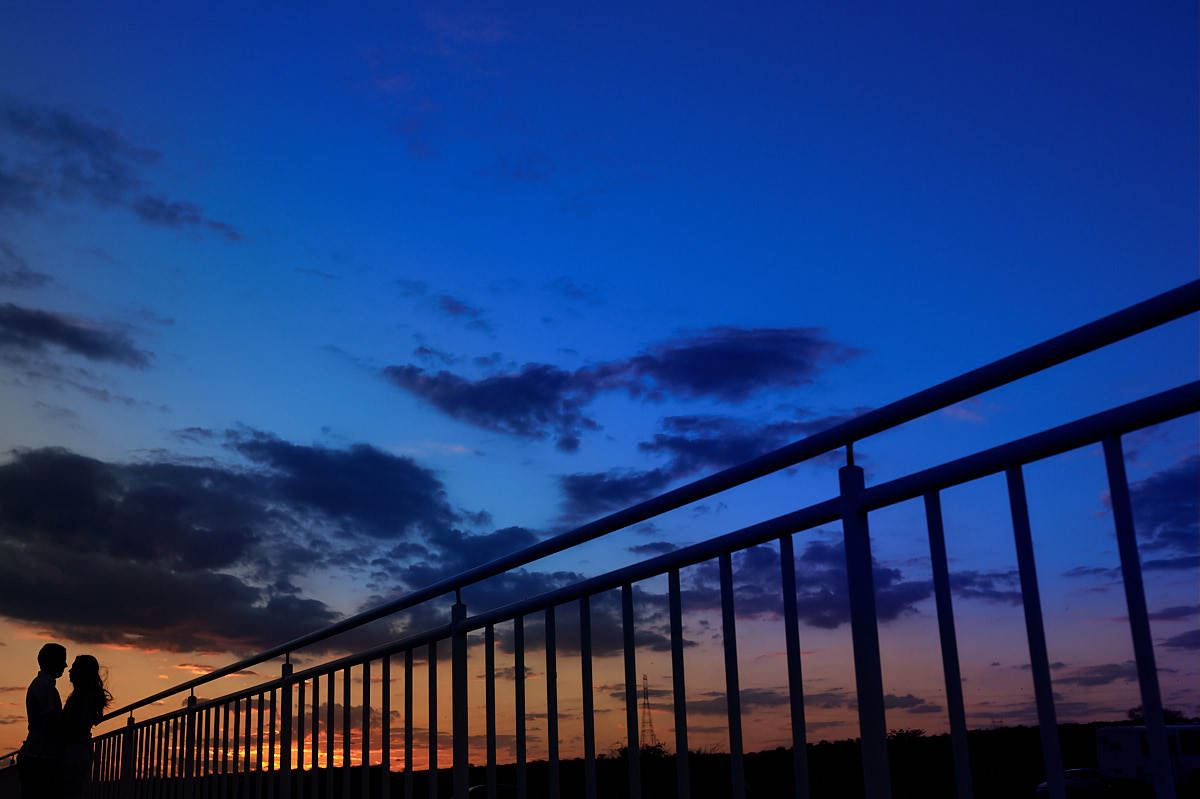 ensaio de Michaella e Júlio em condomínio, por do sol, linhas