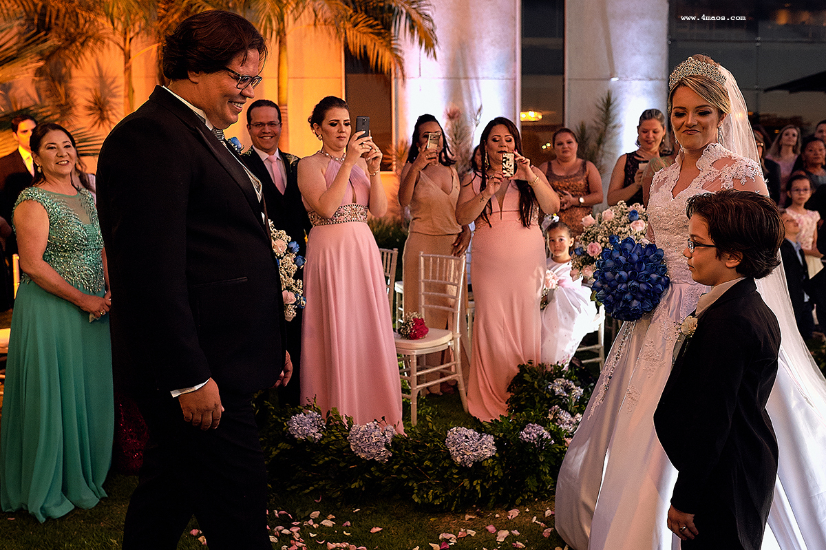 casamento Tereza e Daniel por 4Mãos Fotografias, noiva chegando ao altar conduzida pelo filho