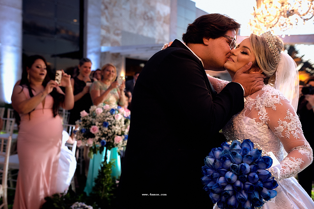 casamento Tereza e Daniel por 4Mãos Fotografias,  beijo dos noivos na chegada da noiva