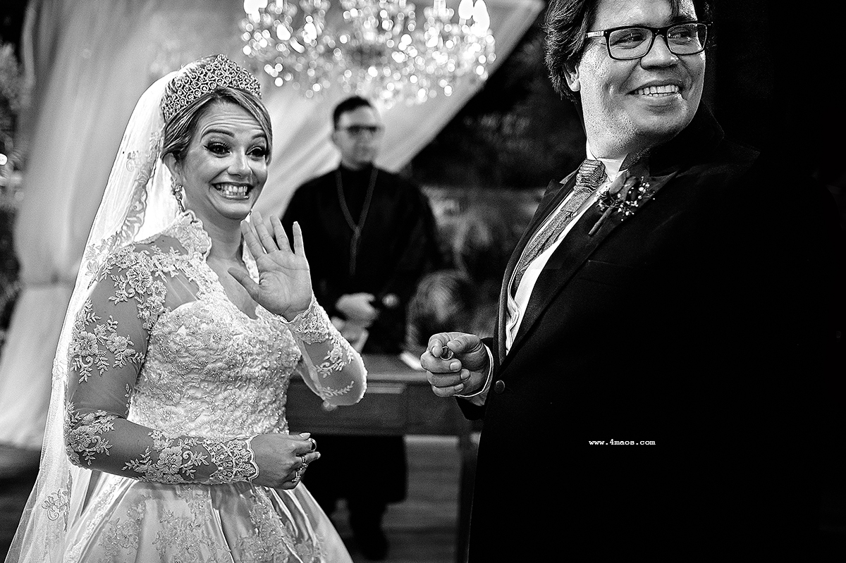 casamento Tereza e Daniel por 4Mãos Fotografias, noivos felizes, foto em preto e branco