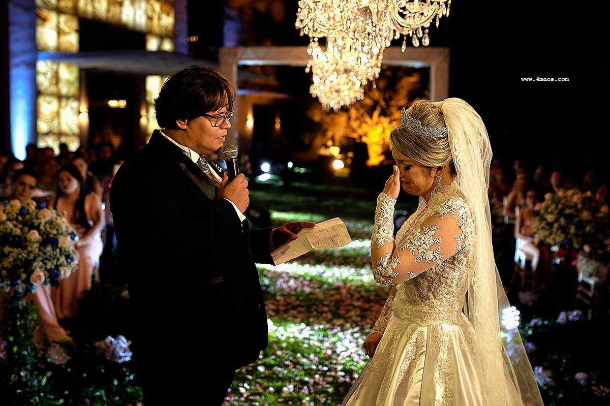 casamento Tereza e Daniel por 4Mãos Fotografias, noiva chorando com os votos do noivo